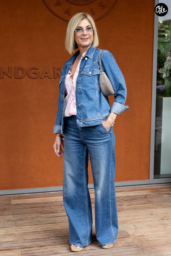 Michèle Laroque a d’abord souligné un fait important : elle ne se sent pas diminuée physiquement par son âge.

Michèle Laroque au village lors des Internationaux de France de Tennis de Roland Garros 2026. Paris, le 2 juin 2026. © Jacovides-Moreau / Bestimage