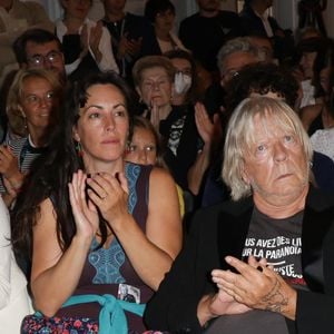 Le chanteur Renaud (Renaud Séchan) et sa femme Cerise - Les amis musiciens de Renaud ont donné un concert à la Mairie du 13ème à Paris le 5 septembre 2024, en hommage au chanteur. © Coadic Guirec/Bestimage