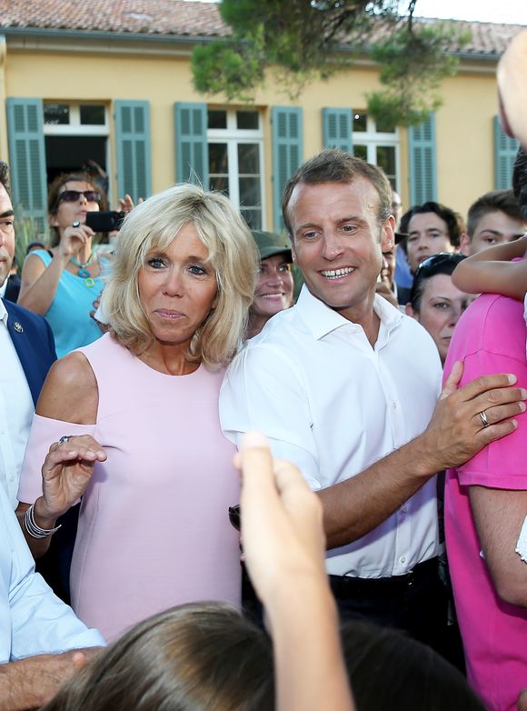 Semi-Exclusif - NO WEB - NO BLOG - Le Président de la République Emmanuel Macron et sa femme la Première Dame Brigitte Macron (Trogneux) ont participé à un pot de l'amitié suivi d'un bain de foule sur la place centrale du village de Bormes-les-Mimosas, le 17 août 2018. © Jacovides/Moreau/Bestimage