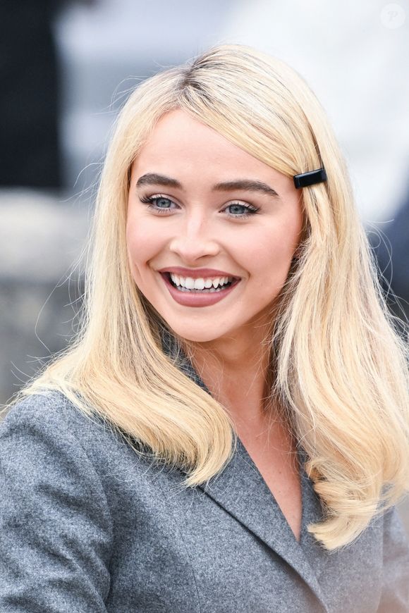 Sabrina Carpenter assiste au défilé Dior Homme Menswear Printemps/Été 2026 dans le cadre de la semaine de la mode à Paris, France, le 27 juin 2025.  © Aurore Marechal/Abacapress.com