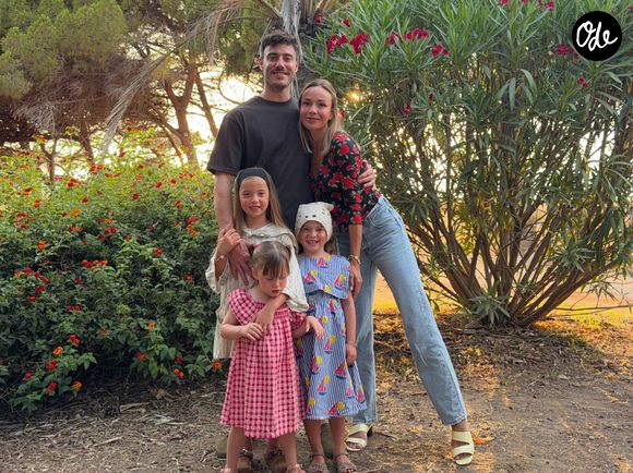 Mariée à Thomas Chenut, elle est maman de trois filles, Alba, Victoire et Suzanne.

Cindy Poumeyrol, révélée dans "Koh-Lanta", s'offre une nouvelle maison.