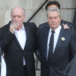 Pascal Desprez, Alain Delon - Sorties des obsèques de Mireille Darc en l'église Saint-Sulpice à Paris. Le 1er septembre 2017 © AGENCE / BESTIMAGE