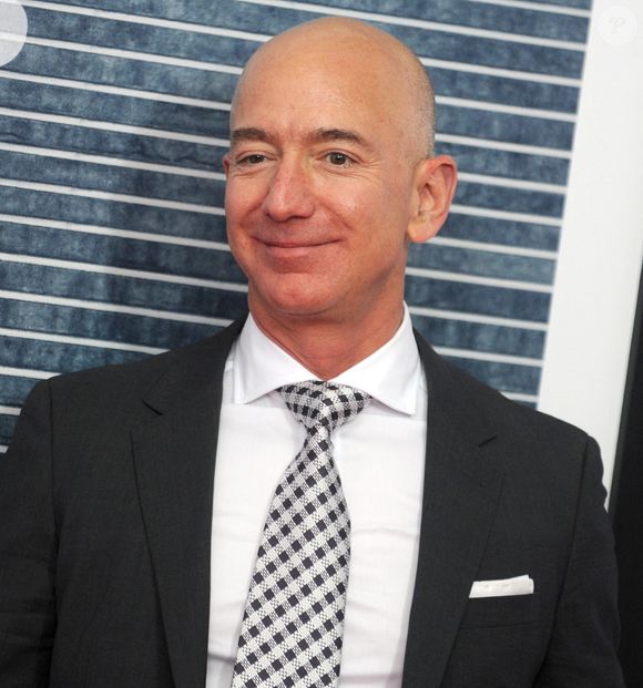 Avec les patrons de Google, Facebook et Apple, il est le quatrième dirigeant des GAFA, dont le pouvoir inquiète. 


Jeff Bezos