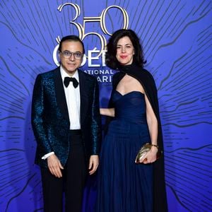 Leur appartement unique en son genre a une vue imprenable sur la Tour Eiffel d'un côté et "de l'autre un entrelacs d'immeubles de La Défense". 

Bertrand Burgalat et sa femme Vanessa Seward lors du photocall du gala du 350ème anniversaire de l'Opéra Garnier à Paris, France, le 8 mai 2019. © Pierre Perusseau/Bestimage