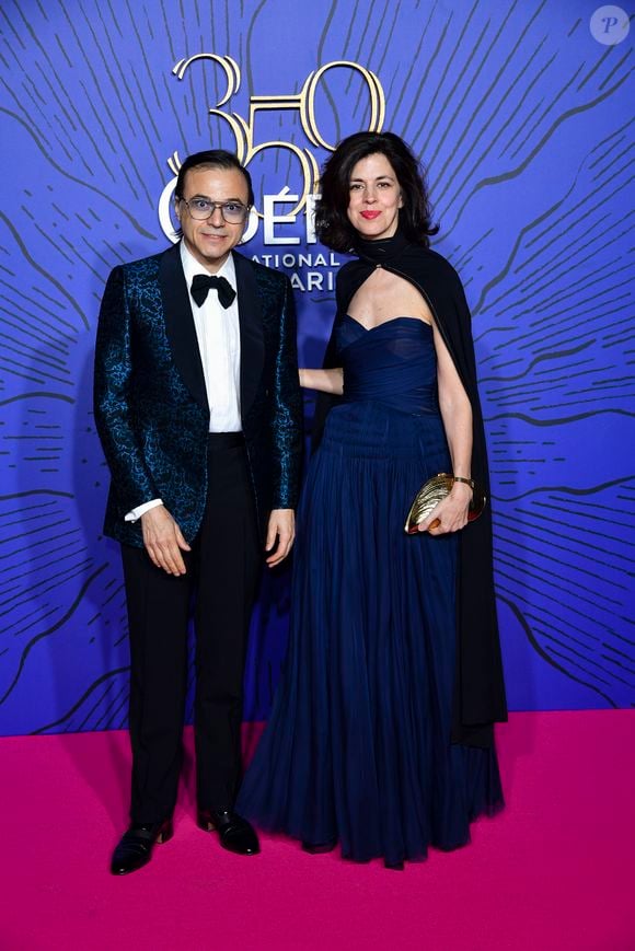 Leur appartement unique en son genre a une vue imprenable sur la Tour Eiffel d'un côté et "de l'autre un entrelacs d'immeubles de La Défense". 

Bertrand Burgalat et sa femme Vanessa Seward lors du photocall du gala du 350ème anniversaire de l'Opéra Garnier à Paris, France, le 8 mai 2019. © Pierre Perusseau/Bestimage