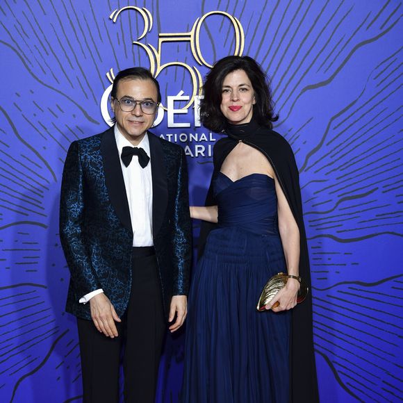 Leur appartement unique en son genre a une vue imprenable sur la Tour Eiffel d'un côté et "de l'autre un entrelacs d'immeubles de La Défense". 

Bertrand Burgalat et sa femme Vanessa Seward lors du photocall du gala du 350ème anniversaire de l'Opéra Garnier à Paris, France, le 8 mai 2019. © Pierre Perusseau/Bestimage