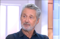 Antoine de Caunes dans C à Vous
