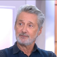 "Si tu étais vivant..." : Antoine de Caunes n'oublie pas cette personne qui a beaucoup compté pour lui, une figure de la télé elle aussi