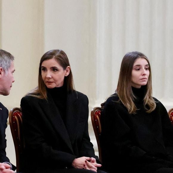 La fille aînée de Clotilde Courau et d'Emmanuel-Philibert de Savoie habite Londres et n'hésite pas à cumuler les petits boulots pour financer son indépendance. 

Le prince Emmanuel-Philibert de Savoie avec sa femme la princesse Clotilde Courau et leurs filles les princesses Vittoria et Luisa lors de la veillée funèbre du prince Victor-Emmanuel de Savoie.

© Dominique Jacovides/Bestimage