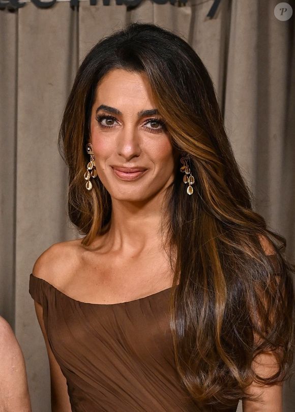 Son look, complété par des bijoux dorés et un maquillage lumineux, a captivé tous les regards.

Amal Clooney lors de la cérémonie des Albies au Musée d’Histoire naturelle de Londres. Photo par Backgrid UK/ Bestimage