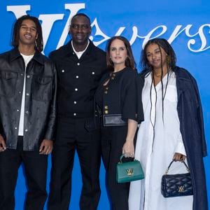 et ce mardi 28 octobre 2025, elle jouait en première partie de Curtis Harding dans la mythique salle de l'Olympia. 

Tidiane Sy, Omar Sy, Hélène Sy, Sabah Sy au photocall du défilé Homme Louis Vuitton Printemps/Été 2025  dans le cadre de la Fashion Week de Paris, France, le 18 juin 2024. © Olivier Borde/Bestimage