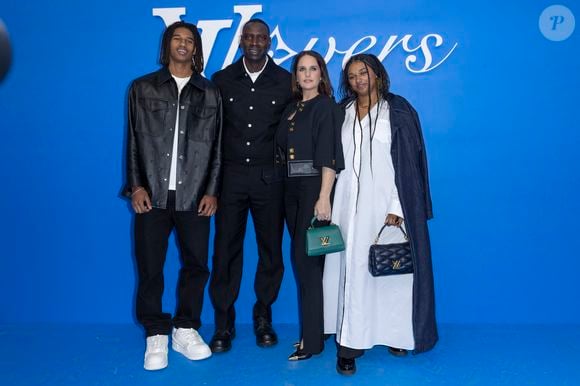 et ce mardi 28 octobre 2025, elle jouait en première partie de Curtis Harding dans la mythique salle de l'Olympia. 

Tidiane Sy, Omar Sy, Hélène Sy, Sabah Sy au photocall du défilé Homme Louis Vuitton Printemps/Été 2025  dans le cadre de la Fashion Week de Paris, France, le 18 juin 2024. © Olivier Borde/Bestimage
