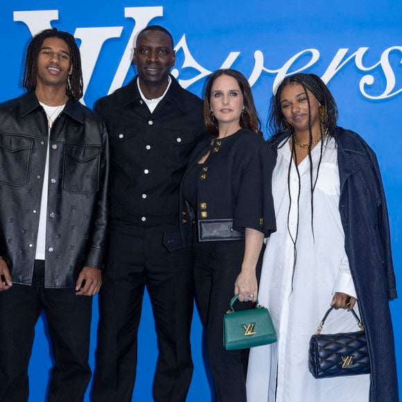 et ce mardi 28 octobre 2025, elle jouait en première partie de Curtis Harding dans la mythique salle de l'Olympia. 

Tidiane Sy, Omar Sy, Hélène Sy, Sabah Sy au photocall du défilé Homme Louis Vuitton Printemps/Été 2025  dans le cadre de la Fashion Week de Paris, France, le 18 juin 2024. © Olivier Borde/Bestimage