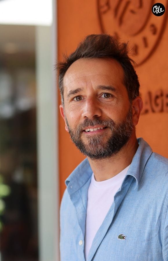 Ismaël Khelifa fait partie des animateurs du programme depuis 2019.

Ismaël Khelifa au village lors des Internationaux de France de tennis de Roland Garros 2024, à Paris, France, le 3 juin 2024. 

© Jacovides-Moreau/Bestimage