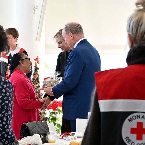 Le prince Albert II de Monaco, sa femme la princesse Charlene et Camille Gottlieb ont remis les traditionnels colis de Noël aux aînés monégasques dans la meeting room du Yacht Club de Monaco dans le cadre de festivités de fin d'année de la Principauté de Monaco, le 12 décembre 2024. © Bruno Bebert/Pool Monaco/Bestimage