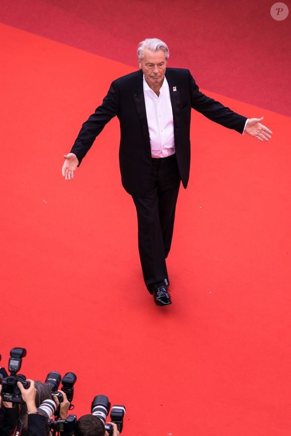 Alain Delon (Palme d'Or d'Honneur du 72ème festival de Cannes) - Montée des marches du film "A Hidden Life" lors du 72ème Festival International du Film de Cannes. Le 19 mai 2019 © Borde / Jacovides / Moreau / Bestimage
