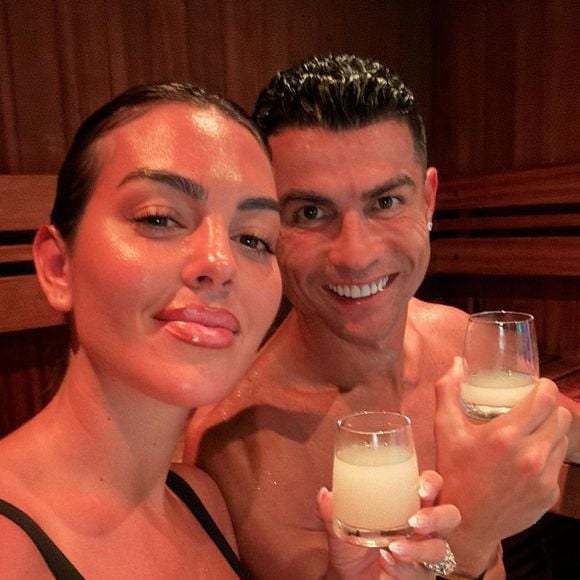 Mis en vente en 2023 pour 5,5 millions de livres, le bien est désormais proposé à 5 millions de livres, soit environ 5,84 millions d’euros.

Cristiano Ronaldo et sa fiancée Georgina Rodriguez sur Instagram.