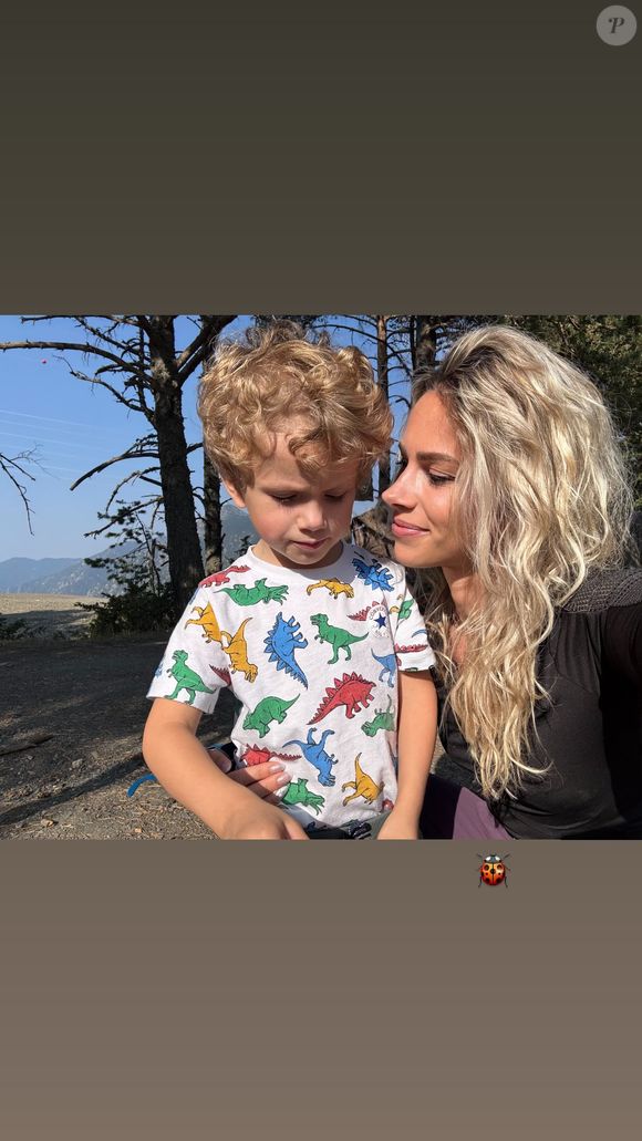 Ce vendredi, Marion Rousse et  Julian Alaphilippe sont allés randonner en famille

Marion Rousse et Julian Alaphilippe profitent avec leur fils Nino. La famille est en balade. Photo partagée par Marion Rousse sur Instagram le 15 août 2025.