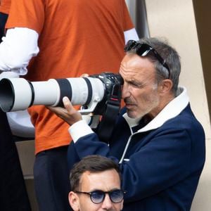 Nikos Aliagas (fait des photos) - Hommage à Rafael Nadal lors des internationaux de France de tennis à Roland Garros le 25 mai 2025.

© Cyril Moreau / Dominique Jacovides  / Bestimage