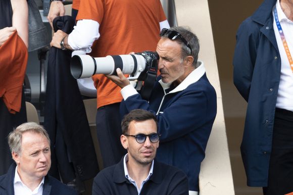 Nikos Aliagas (fait des photos) - Hommage à Rafael Nadal lors des internationaux de France de tennis à Roland Garros le 25 mai 2025.

© Cyril Moreau / Dominique Jacovides  / Bestimage