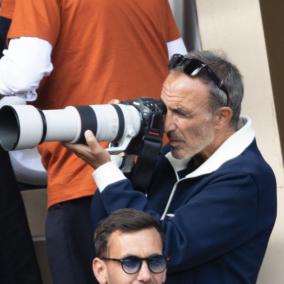 Nikos Aliagas (fait des photos) - Hommage à Rafael Nadal lors des internationaux de France de tennis à Roland Garros le 25 mai 2025.

© Cyril Moreau / Dominique Jacovides  / Bestimage