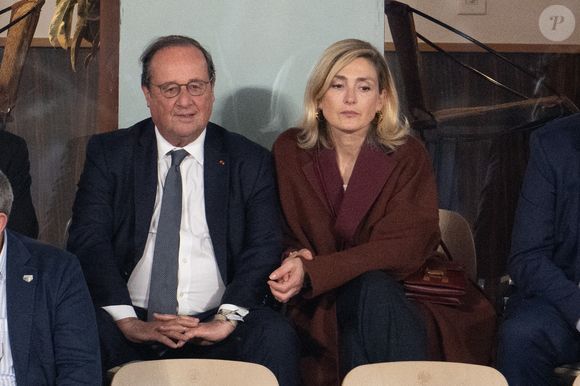 Le couple a profité d'un moment en amoureux loin des projecteurs.

François Hollande et Julie Gayet assistent aux Internationaux de France 2024 à Roland Garros le 4 juin 2024 à Paris, France. © Zabulon Laurent/ABACA