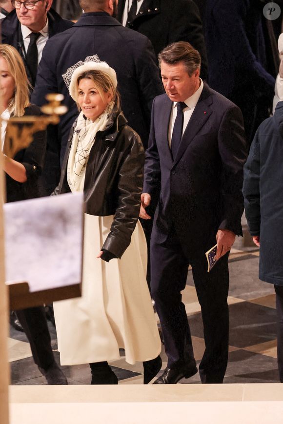 Depuis août 2024 concernant le "Nice Climate Summit" et l'Eurovision Junior 2023, une enquête est ouverte pour "recel", "prise illégale d'interêts", "détournements de fonds publics", "usage de fonds publics" et "faux en écriture publique ou authentique par personne dépositaire de l'autorité publique", avait rapporté le parquet de la cité phocéenne au quotidien, l'été dernier. 

Christian Estrosi, maire de Nice, et sa femme Laura Tenoudji - Messe de consécration du mobilier liturgique de la cathédrale Notre-Dame de Paris, le 8 décembre 2024.
© Cyril Moreau / Bestimage