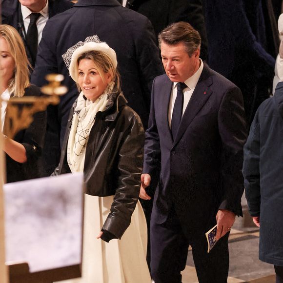 Depuis août 2024 concernant le "Nice Climate Summit" et l'Eurovision Junior 2023, une enquête est ouverte pour "recel", "prise illégale d'interêts", "détournements de fonds publics", "usage de fonds publics" et "faux en écriture publique ou authentique par personne dépositaire de l'autorité publique", avait rapporté le parquet de la cité phocéenne au quotidien, l'été dernier. 

Christian Estrosi, maire de Nice, et sa femme Laura Tenoudji - Messe de consécration du mobilier liturgique de la cathédrale Notre-Dame de Paris, le 8 décembre 2024.
© Cyril Moreau / Bestimage