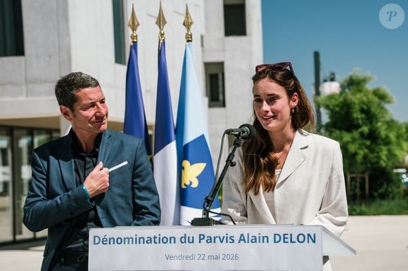 Alors que les enfants Delon étaient invités à l'inauguration du parvis Alain Delon au coeur du Campus Georges Méliès de Cannes, c'est Liv Delon la fille cadette d'Anthony qui est venue en présence du maire de la ville, David Lisnard, à Cannes, France, le 22 mai 2026. © Sam Delpech/Bestimage