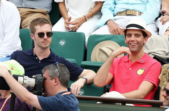 Le chanteur Mika et son compagnon Andy Dermanis - People dans les tribunes lors de la finale homme des Internationaux de Tennis de Roland-Garros à Paris le 11 juin 2017.
© Dominique Jacovides-Cyril Moreau / Bestimage