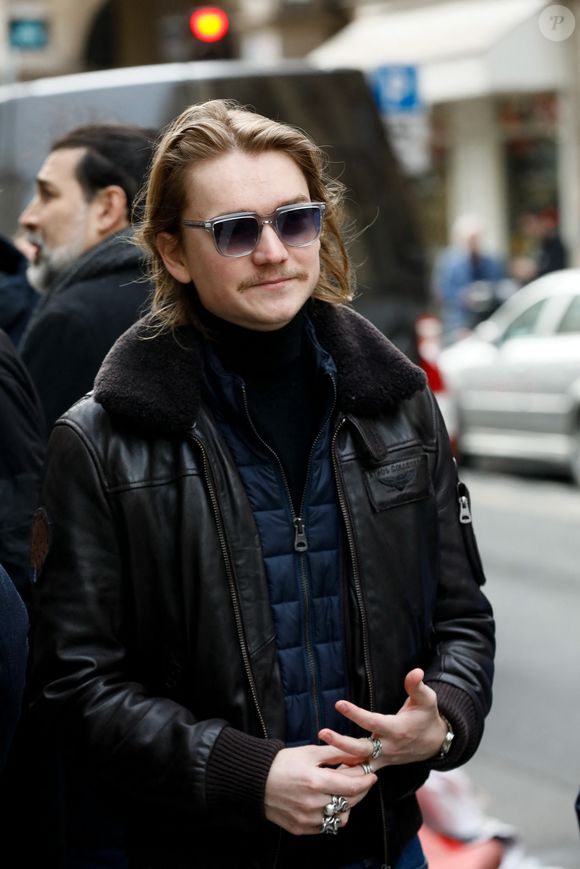 Tout comme Arthur, le deuxième fils de Virginie...

Arthur Raynal petits-fils de Marion Game - Obsèques de Marion Game en l'église Saint Roch à Paris le 31 mars 2023.

© Christophe Clovis / Bestimage