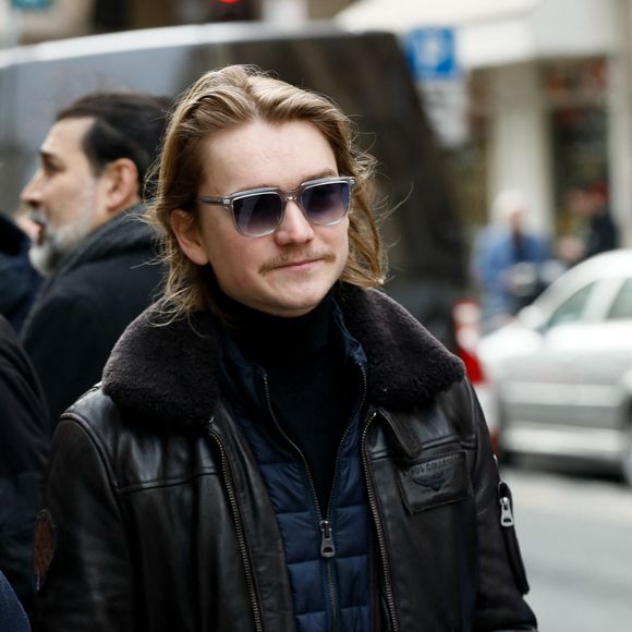 Tout comme Arthur, le deuxième fils de Virginie...

Arthur Raynal petits-fils de Marion Game - Obsèques de Marion Game en l'église Saint Roch à Paris le 31 mars 2023.

© Christophe Clovis / Bestimage