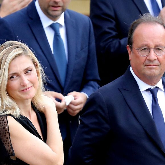 Tous les deux ont pour habitude de se rendre au marché au milieu des Français. 

François Hollande et sa compagne Julie Gayet lors de la cérémonie d’hommage national à Jean-Paul Belmondo à l’Hôtel des Invalides à Paris, France, le 9 septembre 2021. © Dominique Jacovides/Bestimage