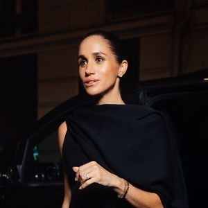 La présence de Meghan Markle, absente des défilés depuis plus de dix ans, a ajouté à l’émotion du moment.

Meghan Markle, duchesse de Sussex, arrive à la soirée privée au restaurant Sugaar lors de la Fashion Week de Paris (PFW), à Paris, France, le 4 octobre 2025. © Tiziano Da Silva/Bestimage