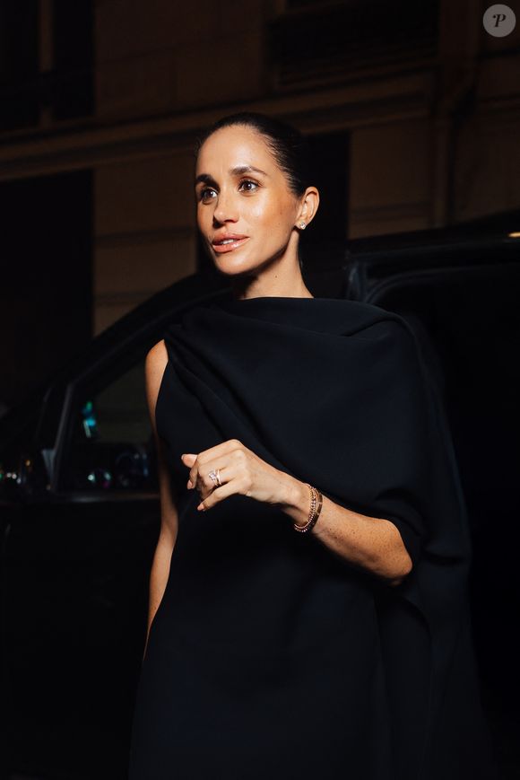 La présence de Meghan Markle, absente des défilés depuis plus de dix ans, a ajouté à l’émotion du moment.

Meghan Markle, duchesse de Sussex, arrive à la soirée privée au restaurant Sugaar lors de la Fashion Week de Paris (PFW), à Paris, France, le 4 octobre 2025. © Tiziano Da Silva/Bestimage