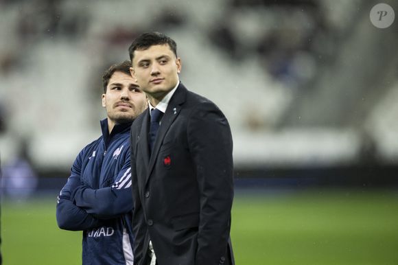 Antoine Dupont et Louis Bielle-Biarrey avant le match international de rugby des Six Nations entre la France et l'Irlande au Stade de France à Saint-Denis, en banlieue parisienne, le 5 février 2026.Photo par Eliot Blondet/ABACAPRESS.COM