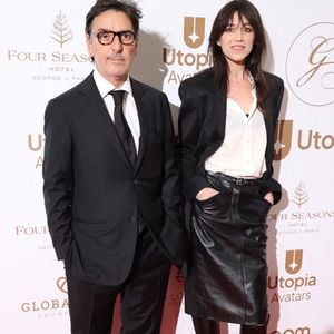 Yvan Attal et Charlotte Gainsbourg participent à la séance photo organisée dans le cadre du Global Gift Gala 2022 à l'hôtel Four Seasons George V, le 19 novembre 2022 à Paris, en France. Photo de Jérôme Dominé/ABACAPRESS.COM