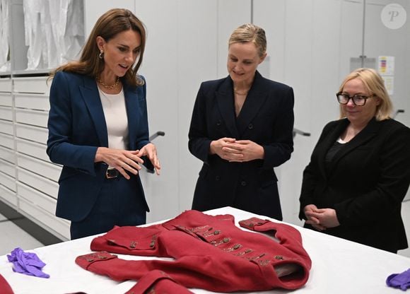 Elle a visité le V&A East Storehouse, nouvel espace du Victoria & Albert Museum qui a ouvert ses portes fin mai

 Catherine Kate Middleton, princesse de Galles, est en visite à la V&A East Storehouse à Londres le 10 juin 2025

© Eddie Mulholland / Pool / Burton via Bestimage