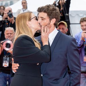 Virginie Efira et son compagnon Niels Schneider - Montée des marches du film " L'inconnue" lors du 79ème Festival International du Film de Cannes, le 18 mai 2026. © Jacovides-Moreau / Bestimage
