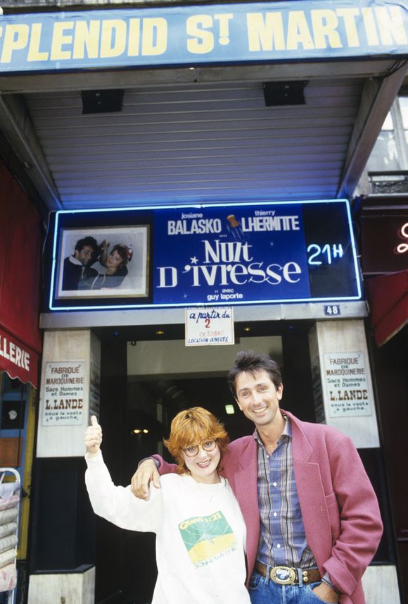 En France, à Paris, devant le théâtre du Splendid Josiane Balasko en compagnie de Thierry Lhermitte. © Michel Marizy via Bestimage