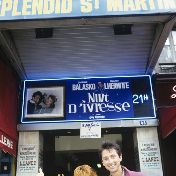 En France, à Paris, devant le théâtre du Splendid Josiane Balasko en compagnie de Thierry Lhermitte. © Michel Marizy via Bestimage