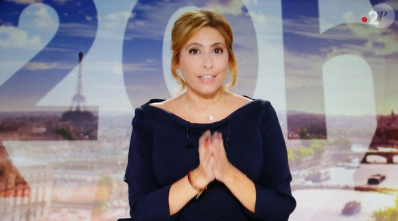 Elle sera ainsi remplacée par Jean-Baptiste Marteau jusqu'à ce mercredi 29 octobre 2025.

Léa Salamé présente son premier journal de 20 heures sur France 2  le 1er septembre 2025. 

© Alain Guizard / Bestimage
