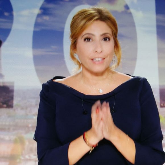 Elle sera ainsi remplacée par Jean-Baptiste Marteau jusqu'à ce mercredi 29 octobre 2025.

Léa Salamé présente son premier journal de 20 heures sur France 2  le 1er septembre 2025. 

© Alain Guizard / Bestimage
