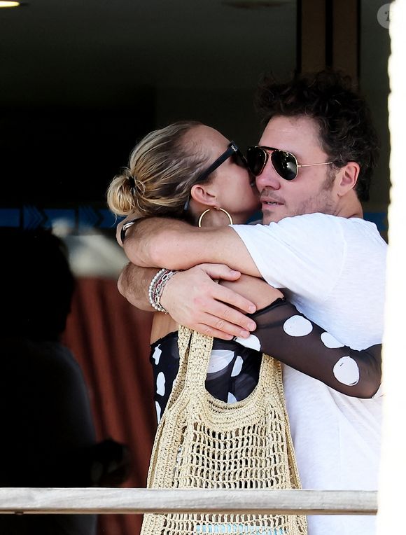 Aux dernières nouvelles, elle envisageait un départ à Miami pour se rapprocher de son compagnon Frédéric Suant
Exclusif - Laeticia Hallyday accompagnée de son compagnon Frédéric Suant et de sa fille Joy sont aller acceuillir Jade à l'aéroport de Saint-Barthélemy-Rémy-de-Haenen où tout le monde se retrouve pour le 50ème anniversaire de Laeticia, à Saint-Jean, Saint-Barthélémy, Antilles françaises, France, le 15 mars 2025.