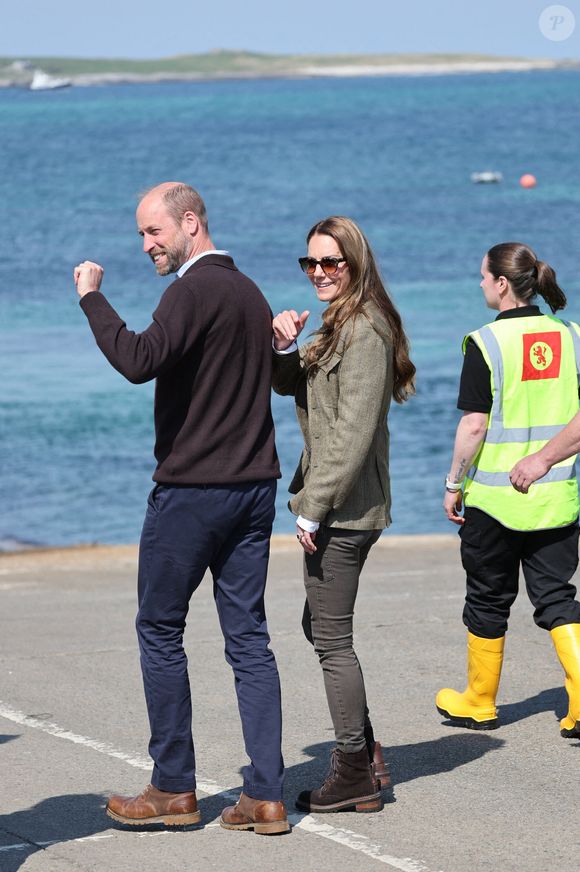 Le Prince William et Kate Middleton, le Prince et la Princesse de Galles, prennent le ferry pour l'île de Iona, le deuxième jour de leur visite à l'île de Mull en Écosse, Royaume-Uni, le 30 avril 2025.  Photo prise par Stephen Lock/I-Images/ABACAPRESS.COM