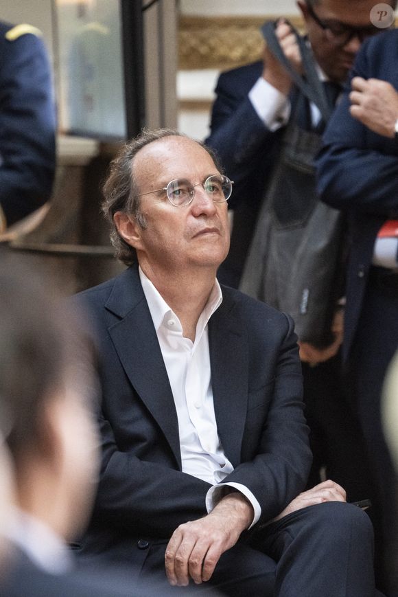 Le ministre français des Armées Sébastien Lecornu (G) et le PDG français du groupe Iliad et de Free Telecom Xavier Niel assistent au septième "Sommet Choose France", visant à attirer les investisseurs étrangers dans le pays, au Château de Versailles, près de Paris, le 13 mai 2024.© Eliot Blondet/ Pool / Bestimage