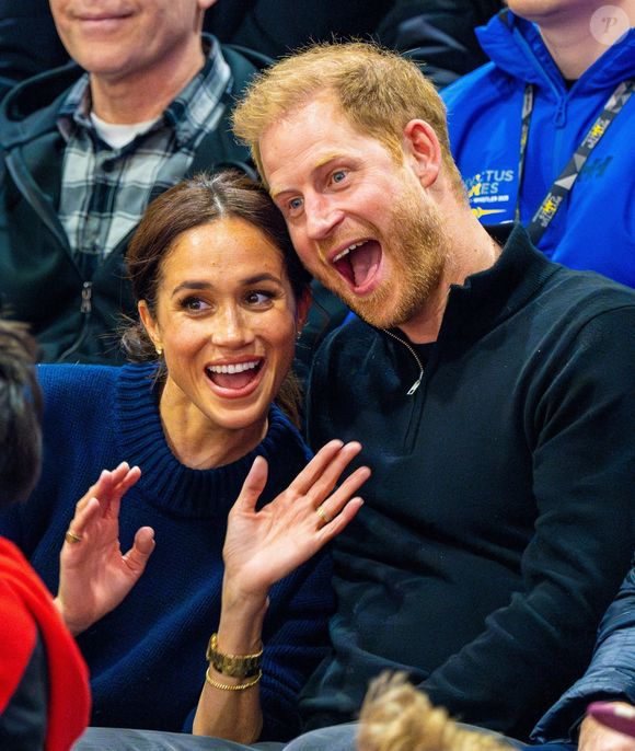 Le prince Harry, duc de Sussex et Meghan Markle, duchesse de Sussex, assistent à un match de basketball en fauteuil lors des "Invictus Games Vancouver Whistler 2025" à Vancouver, le 9 février 2025. Backgrid USA / Bestimage