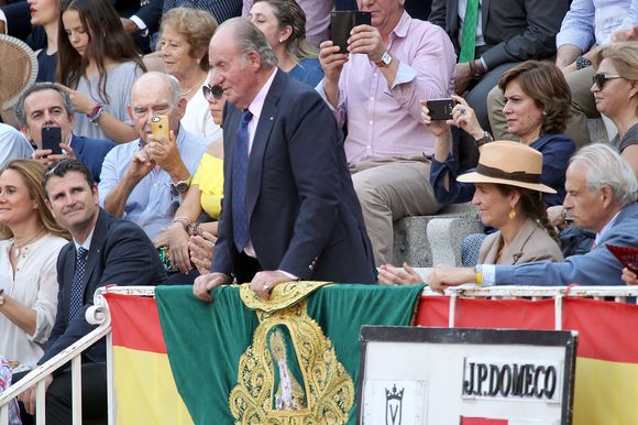 Le roi Juan Carlos et sa fille l'infante Elena assistent à une corrida à Madrid le 1er juin 2017. (GTRES / BESTIMAGE).