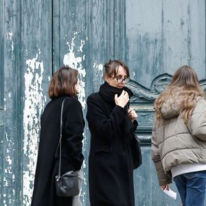 Pour l'occasion, son fils tenait en ses mains un portrait de Tchéky Karyo.

Exclusif - Valérie Keruzoré (femme de Tcheky Karyo) et leurs enfants Louise et Hélios - La famille et les proches de Tchéky Karyo à la sortie de l'hommage en l'église Saint Roch à Paris le 13 novembre 2025. AGENCE / BESTIMAGE