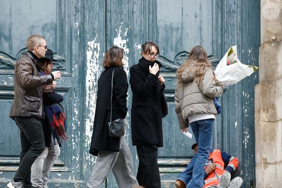Pour l'occasion, son fils tenait en ses mains un portrait de Tchéky Karyo.

Exclusif - Valérie Keruzoré (femme de Tcheky Karyo) et leurs enfants Louise et Hélios - La famille et les proches de Tchéky Karyo à la sortie de l'hommage en l'église Saint Roch à Paris le 13 novembre 2025. AGENCE / BESTIMAGE